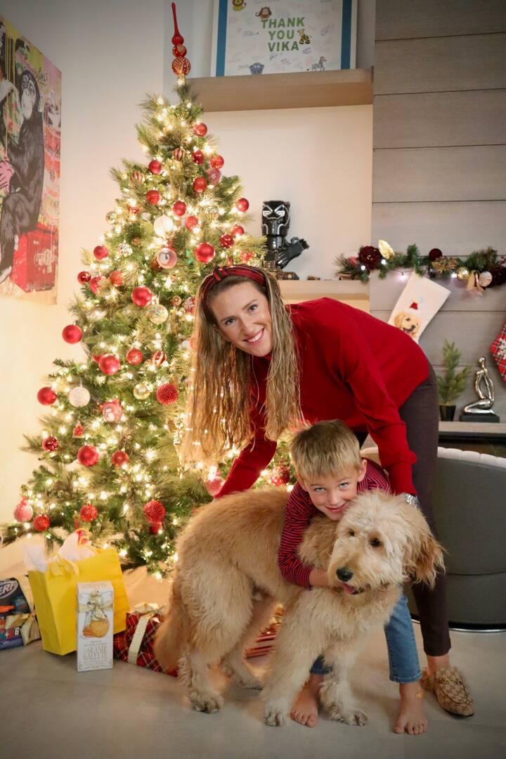 অস্ট্রেলিয়ার ভিক্টোরিয়া আজারেঙ্কা সোশ্যাল মিডিয়ায় নিজের সন্তান ও পোষ্যের সঙ্গে ছবি পোস্ট করে সকলকে বড়দিনের শুভেচ্ছা জানিয়েছেন।