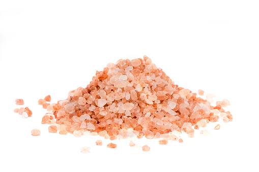 उच्च रक्तदाब आणि कमी रक्तदाबाची समस्या असलेल्या रुग्णांना सैंधव मिठाचे नियमित सेवन करण्याचा सल्ला दिला जातो. पण अशावेळी डॉक्टरांचा योग्य सल्ला घेणे गरजेच आहे, त्यानंतरच सैंधव मिठाचं सेवन करा.