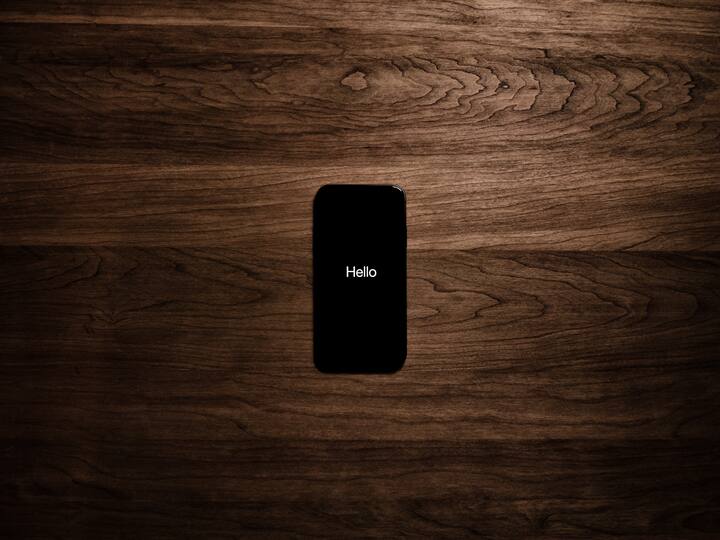 যদি আপনার আইফোনে স্টোরেজ পুরোপুরি ভর্তি হয়ে যায় এবং ফোন খুবই ধীর গতিতে কাজ করে তাহলে এই সমস্যার থেকে সহজে রেহাই পাওয়ার উপায় হলো ফোন রিসেট করা।