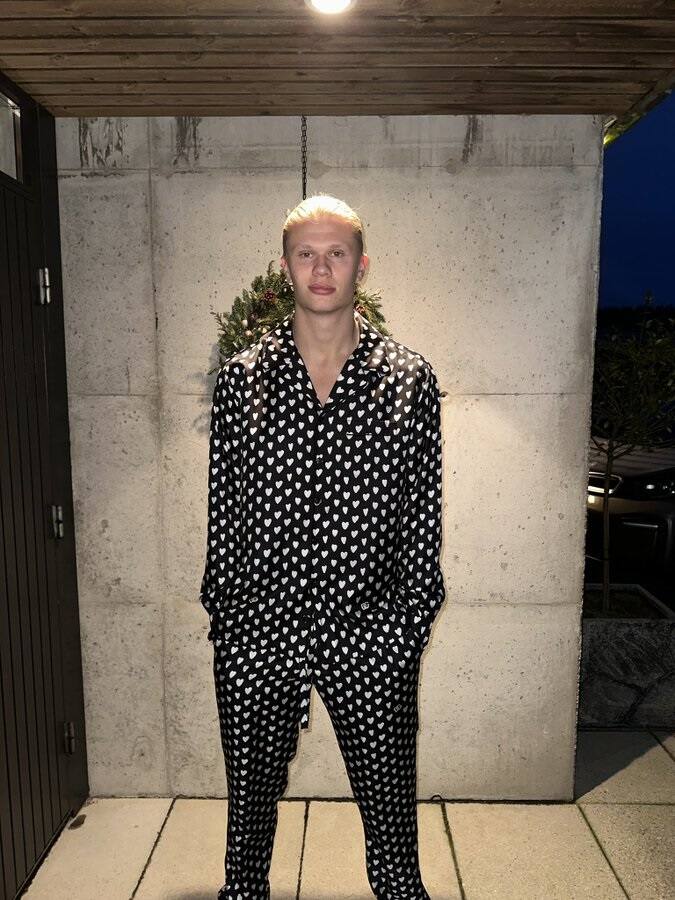 বড়দিনের শুভেচ্ছাবার্তা দিয়েছেন ম্যাঞ্চেস্টার সিটির নরওয়ের তারকা আর্লিং হালান্ড।