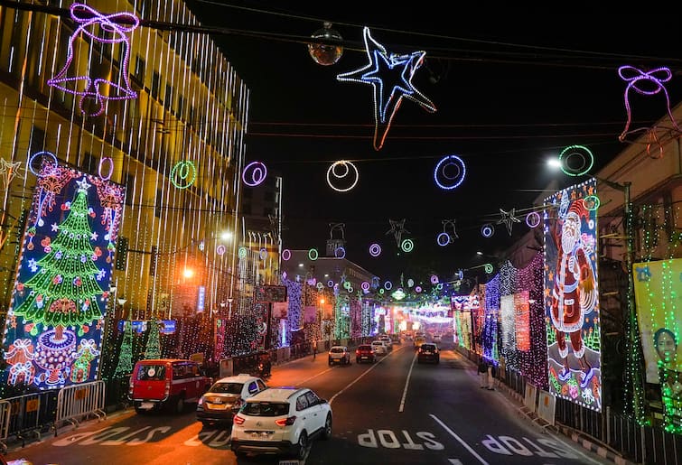 Christmas 2022 west bengal celebration lighting in park street Christmas: আজ বড়দিন, উৎসবের আবহে সেজে উঠছে তিলোত্তমা