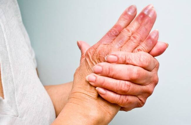 ਰੂਮ ਹੀਟਰ ਨੂੰ ਰਾਤ ਭਰ ਚਾਲੂ ਰੱਖਣ ਨਾਲ ਕਮਰੇ ਵਿੱਚ ਮੋਨੋਆਕਸਾਈਡ ਦਾ ਪੱਧਰ ਵੱਧ ਜਾਂਦਾ ਹੈ, ਜਿਸ ਕਾਰਨ ਸੌਂਦੇ ਸਮੇਂ ਤੁਹਾਡਾ ਦਮ ਘੁੱਟ ਸਕਦਾ ਹੈ। ਇਸ ਕਾਰਨ ਤੁਹਾਨੂੰ ਅਸਥਮਾ, ਐਲਰਜੀ, ਗਲੇ ਦੀ ਖਰਾਸ਼ ਵਰਗੀਆਂ ਕਈ ਸਿਹਤ ਸਮੱਸਿਆਵਾਂ ਹੋ ਸਕਦੀਆਂ ਹਨ।