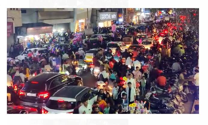 ख्रिसमस सेलिब्रेशनसाठी पुणेकरांनी एमजी रोडवर केली मोठी गर्दी