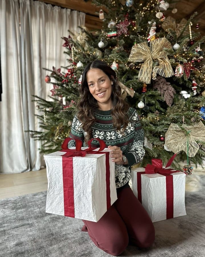 টেনিস তারকা আনা ইভানোভিচ বড়দিনের শুভেচ্ছা জানিয়ে লিখেছেন, সকলের দিনটি আনন্দে কাটুক।