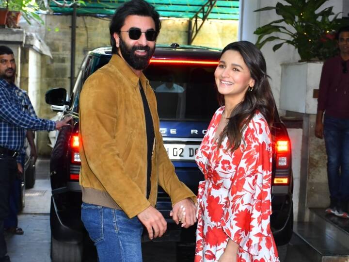 Kapoor Family Christmas Brunch Photo: बॉलीवुड कपल रणबीर कपूर और आलिया भट्ट हाल में परिवार के साथ क्रिसमस 2022 सेलिब्रेट करने पहुंचे थे. कपूर फैमिली क्रिसमस ब्रंच में आलिया और रणबीर का अंदाज छा गया.