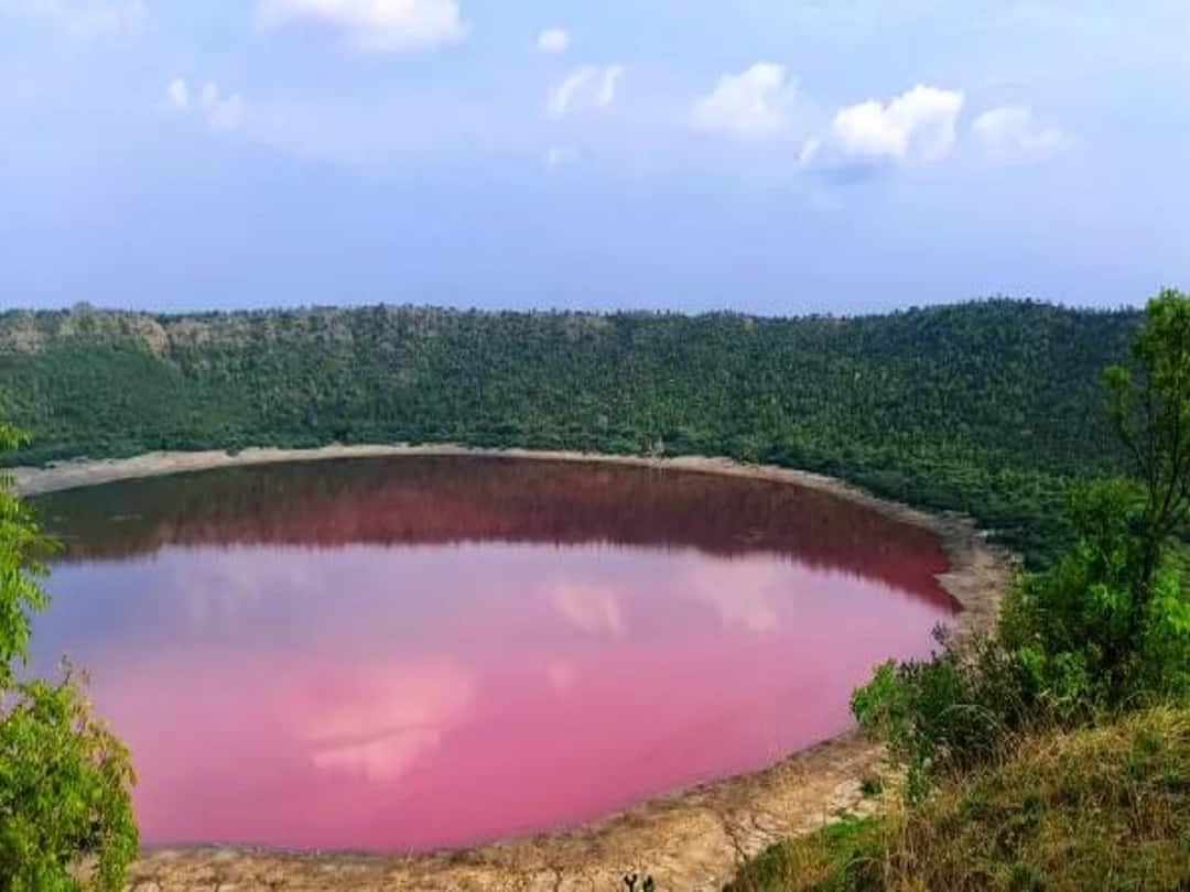 Lonar Lake : तब्बल 14 वर्षांनी जगप्रसिद्ध लोणार सरोवराच्या पाणी पातळीत मोठी वाढ, काय आहे कारण? वाचा सविस्तर... Lonar Sarovar News Big Rise in water level of Lonar lake in Buldana Lonar Lake : तब्बल 14 वर्षांनी जगप्रसिद्ध लोणार सरोवराच्या पाणी पातळीत मोठी वाढ, काय आहे कारण? वाचा सविस्तर...