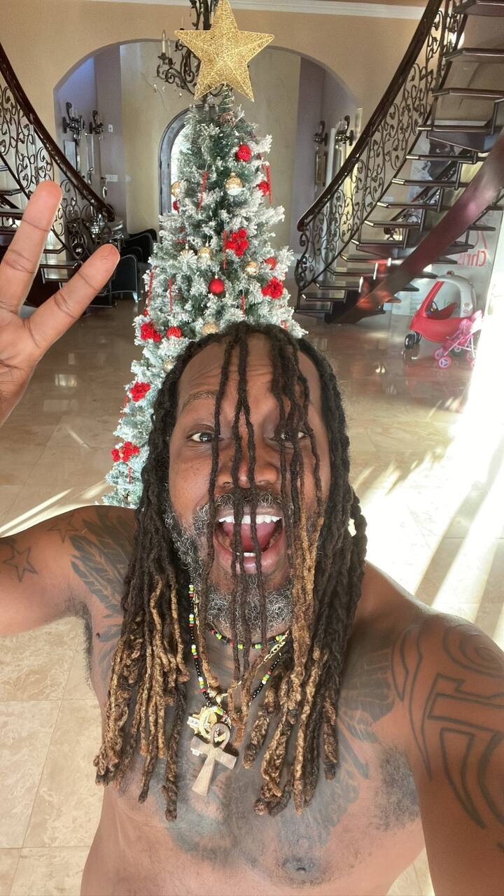 উৎসবে মাতোয়ারা ক্রিকেটার ক্রিস গেলও। তিনি নিজের ছবি পোস্ট করে সকলকে শুভেচ্ছা জানিয়েছেন।