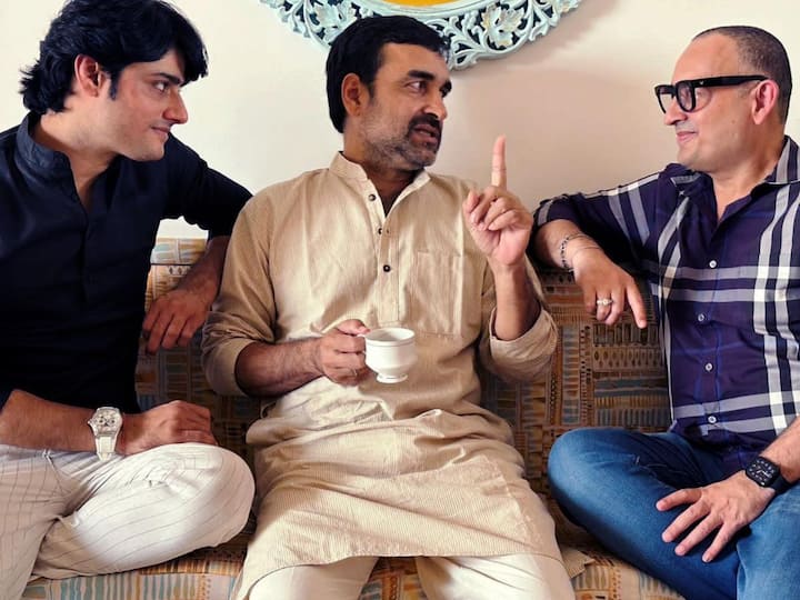 'मैं अटल हूँ' हा सिनेमा 'द अनटोल्ड वाजपेयी: पॉलिटिशन अ‍ॅण्ड पॅराडॉक्स' या पुस्तकावर आधारित आहे.