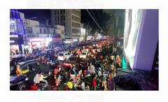 ख्रिसमसला पुणेकरांची गर्दी, एएमजी रोडवर वाहनांच्या रांगा