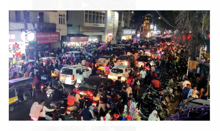 एमजी रोड संपूर्ण लोकांनी भरून गेलाय... त्यातच वाहनांच्या लांबच लांब रांगा लागल्यात