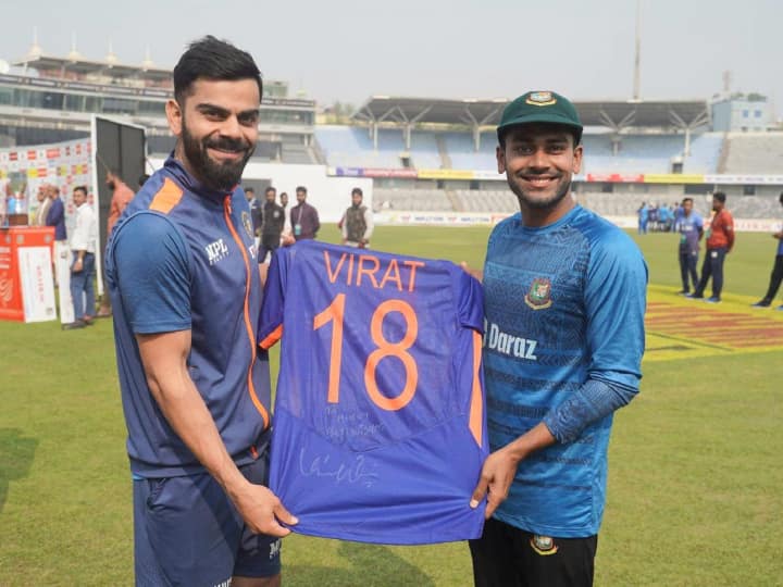Virat Kohli gifts his jersey to Bangladesh all rounder Mehdi Hasan Miraz after IND vs BAN 2nd Test Virat Kohli ने मेहदी हसन मिराज को दिया 'स्पेशल गिफ्ट', बांग्लादेशी ऑलराउंडर ने फेसबुक पोस्ट कर कही ये बात