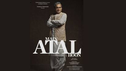 Main atal hoon first look Ex Prime minister biopic Atal Bihari Vajpayee Pankaj Tripathi Main Atal Hoon: প্রকাশ্যে ম্যায় অটল হুঁ-এর পোস্টার, অটল বিহারী বাজপেয়ী রূপে চেনা দায় পঙ্কজ ত্রিপাঠীকে