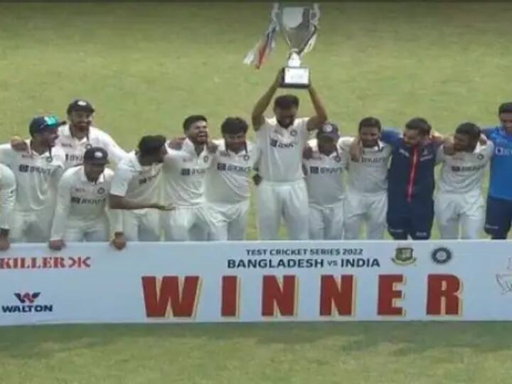 After winning the series against Bangladesh Team India captain KL Rahul gave Jaydev Unadkat chance to lift the trophy IND vs BAN 2nd Test: केएल राहुल ने तोड़ी महेन्द्र सिंह धोनी की परंपरा! इस खिलाड़ी को दिया ट्रॉफी उठाने का मौका