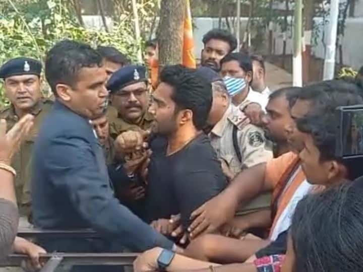 Durg News late Atal Bihari Vajpayee statue installation BJP and Congress workers clash ANN Durg News: अटल बिहारी वाजपेयी की मूर्ति लगाने पर BJP-कांग्रेस कार्यकर्ता भिड़े, पुलिस ने बीच शांत कराया मामला