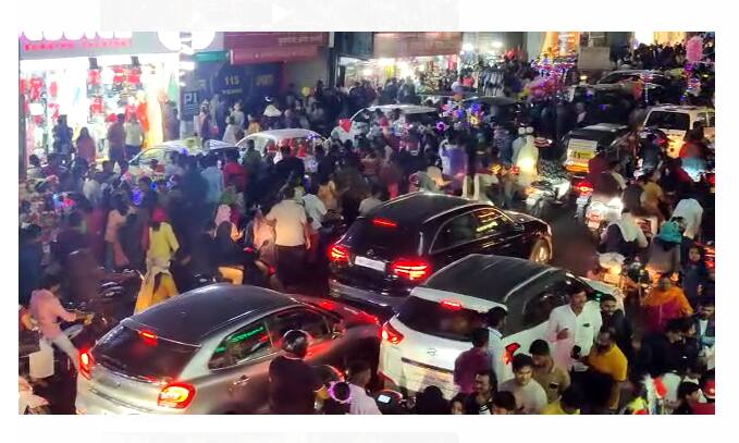 एमजीरोडवर ख्रिसमसच्या निमित्ताने अनेक सांता बनून आले आहेत आणि लहान मुलांना गिफ्ट दिले जात आहेत