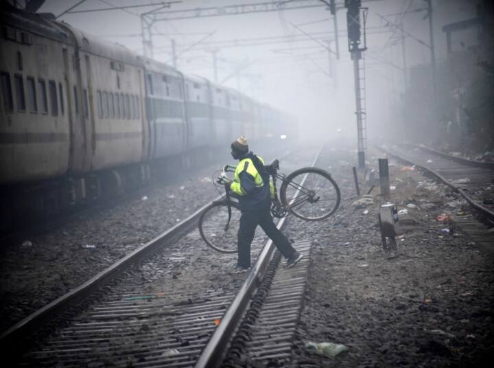 Latest Weather update of North India including Delhi-NCR winter Fog Condition with Cold Weather News: उत्तर भारत में अगले तीन दिन तक जारी रह सकती है शीतलहर, मौसम विभाग ने दी ये चेतावनी