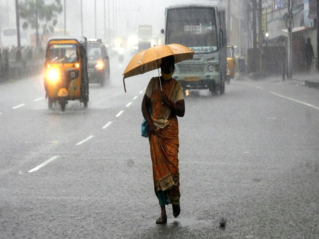 TN Rain Alert: தமிழகத்தில் விடிய விடிய கொட்டித் தீர்க்கும் கனமழை... எங்கெங்கெங்கல்லாம் தெரியுமா? நாளையும் இருக்கு..! Tamil Nadu Weather Update Chances of Heavy Rain 23 Districts next 3 hours- iMD TN Rain Alert: தமிழகத்தில் விடிய விடிய கொட்டித் தீர்க்கும் கனமழை... எங்கெங்கெங்கல்லாம் தெரியுமா? நாளையும் இருக்கு..!