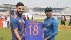 বাংলাদেশের ক্রিকেটারের হাতে নিজের সই করা জার্সি উপহার দিলেন কোহলি