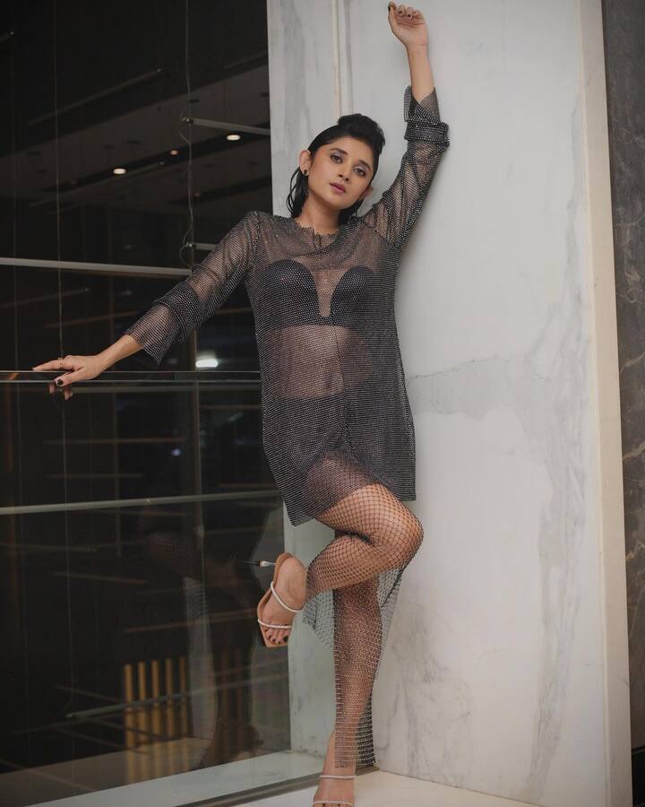 या अवतारात तिचा ब्रालेट लुक दाखवत कनिकाने एकाहून एक किलर पोझ दिल्या आहेत.(फोटो सौजन्य : officialkanikamann/इंस्टाग्राम)