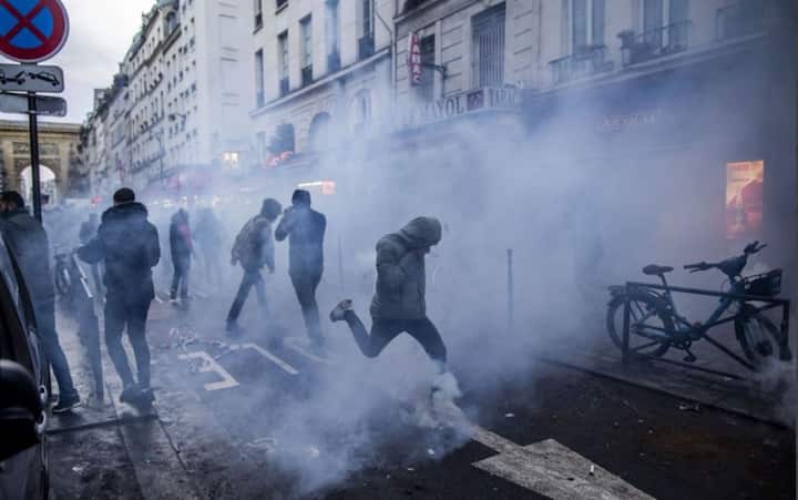 Paris Police Protesters Clash in Paris after deadly attack on Kurdish LATEST UPDATE Police Protesters Clash in Paris: पेरिस में 3 लोगों की हत्या के बाद बौखलाए कुर्दों और पुलिस में झड़प, प्रदर्शनकारियों ने वाहनों को जलाया