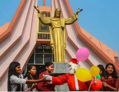 Christmas 2022: ચર્ચથી લઈને બજારમાં ઉમટ્યો માનવ મહેરામણ... દેશભરમાં ધૂમધામથી ઉજવાઈ ક્રિસમસ-PHOTOS