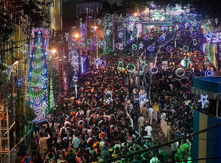 West Bengal Kolkata Park Street sees people flooding in cars were stopped for several hours Christmas : উৎসবমুখর পার্ক স্ট্রিট, উপচে পড়ল ভিড়, ওয়াকিং স্ট্রিটে আনন্দে ভাসলেন মানুষ