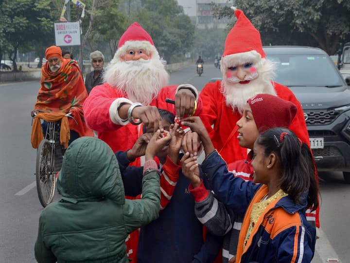 IN PICS | People Dressed Up As Santa Claus Spreading Christmas Cheer ...