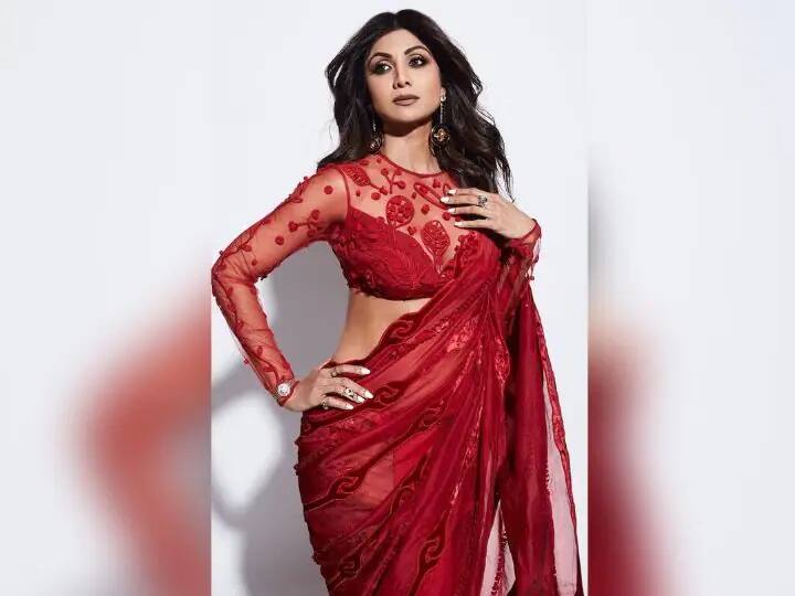 Shilpa Shetty Red Saree: શિલ્પા શેટ્ટી તેના લુકને લઈને ચર્ચામાં રહે છે. શિલ્પાએ તેના સોશિયલ મીડિયા પર રેડ કલરની સી-થ્રુ સાડીમાં તેની કેટલીક તસવીરો શેર કરી છે.