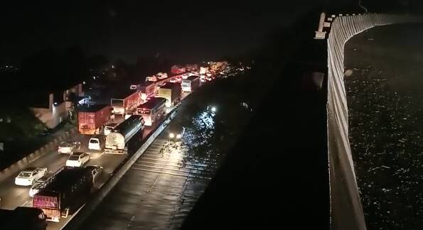 पुणे- मुंबई द्रुतगती मार्गावर वाहतूक कोंडी झाली आहे. लोणावळ्याच्या बोरघाटात वाहन पुण्याच्या दिशेने कासवगतीने सुरू आहे.