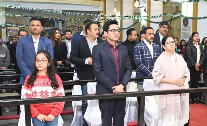 শেষ বার রেড রোডের নমাজে দেখা গিয়েছিল বাবার পাশে বড়দিনের শহরে এ বার পিসি ঠাকুমার পাশে দেখা গেল তৃণমূলের সর্বভারতীয় সম্পাদক অভিষেক বন্দ্যোপাধ্যায়ের কন্যা আজানিয়াকে।