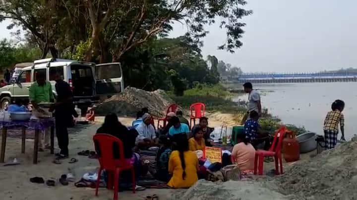 এই বিশেষ দিনে জমজমাট উলুবেড়িয়ার গড়চুমুক পর্যটন কেন্দ্র। হাজার হাজার মানুষের ভিড় পর্যটন কেন্দ্রে।