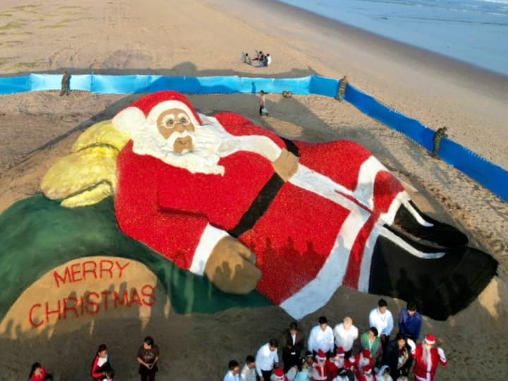 WATCH Worlds Biggest Santa Claus Of Tomato With Sand Created By Renowned Sand Artist Sudarsan Pattnaik on Gopalpur Beach In Odisha WATCH: World's Biggest Santa Claus Of Tomato With Sand Created By Renowned Sand Artist In Odisha