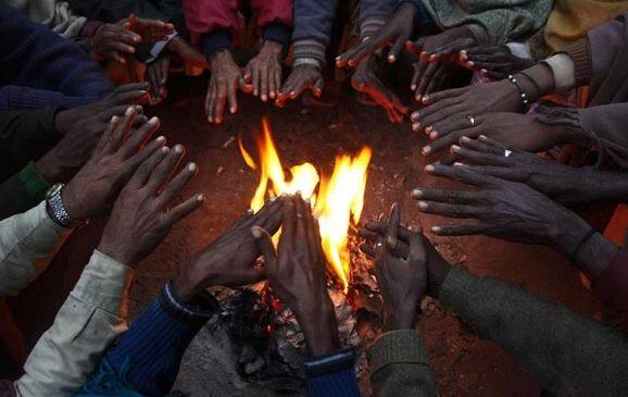 देशाची राजधानी दिल्लीतही थंडीत वाढ झाल्यानं हुडहुडी वाढली आहे. दरम्यान, हवामान विभागानं (Meteorology Department) दिलेल्या अंदाजानुसार पुढील तीन दिवस उत्तर भारतात थंडीचा जोर कायम राहणार आहे.