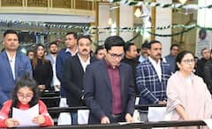 Mamata Banerjee: লাল সোয়েটারে প্রাণচঞ্চল আজানিয়া, মমতার সঙ্গে বড়দিনের প্রার্থনায় অভিষেক-কন্যাও