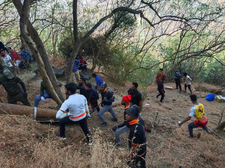 सुमारे दोन टन वजनाची तोफ किल्ल्यावर सुखरूपरित्या नेण्यात आल्याने शिवप्रेमींनी भंडारा उधळत जल्लोष करण्यात आला.