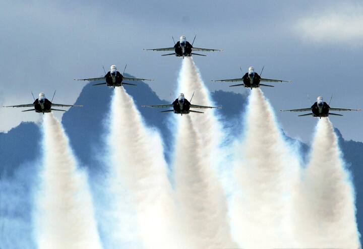 तुम्ही पाहिलं असेल की, विमान किंवा रॉकेट काही अंतरापर्यंत गेल्यावर हे कंट्रेल्स गायब होतात. हवेमधील आर्द्रतेमुळे हे कंट्रेल्स तयार होतात.