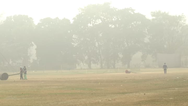 স্বাভাবিকের থেকে  যা দু-ডিগ্রি বেশি। বাতাসের জলীয় বাষ্পের পরিমাণ ৪৯ থেকে ৯৬ শতাংশ। আগামী ২৪ ঘন্টায় কলকাতা শহরের তাপমাত্রা থাকবে ১৯ থেকে ২৯ ডিগ্রি সেলসিয়াস।