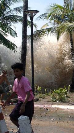 ஆழிப்பேரலையின் 18 வது நினைவாண்டு ... கடற்கரையை கண்ணீரால் நிரப்பும் மக்கள்!