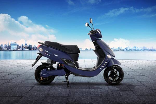 हीरो इलेक्ट्रिक फोटॉन 72V 26 Ah बैटरी पैक और 1200W की मोटर के साथ उपलब्ध है. इसकी बैटरी को फुल चार्ज करने में 5 घंटे का समय लगता है और फुल चार्ज पर, इसकी रेंज 90 km की तक की है. वहीं इसकी टॉप स्पीड 45 kmph है. इस स्कूटर में LED हेडलाइट, TEL लाइट और अलॉय व्हील भी मिलते हैं. इसकी शुरुआती कीमत 80,790 रुपये है.