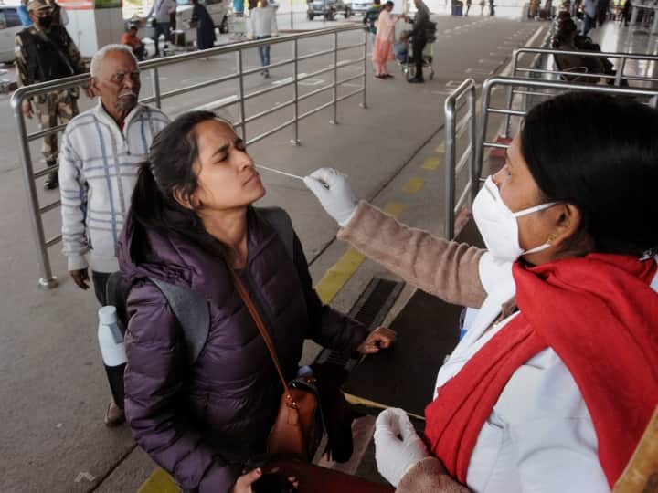 delhi govt orders school teachers to deploy at indira gandhi international airport during winter vacations India-Covid Update: कोरोना से फाइट के लिए दिल्ली सरकार की तैयारी टाइट, IGI एयरपोर्ट पर 31 दिसंबर से टीचर्स की लगाई गई ड्यूटी