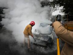 Delhi Fire : पार्किंग में खड़ी 21 गाड़ियां धू-धू कर जलीं, ITO के पास टैक्सी में भी लगी आग