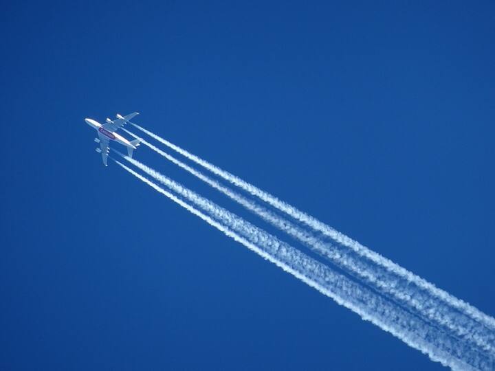 Airplane Interesting Fact : अनेकदा आकाशाकडे पाहिल्यानंतर तुम्ही विमान उडताना पाहिलं असले. यावेळी तुम्हाला विमानाच्या मागे आकाशात एक पांढऱ्या रंगाची रेष नजरेस पडली असेल.