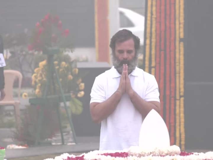 Delhi News: कांग्रेस नेता राहुल गांधी (Rahul gandi) की अगुवाई में चल रही भारत जोड़ो यात्रा आज दिल्ली में है.दिल्ली यात्रा के दौरान आज सुबह राहुल गांधी ने पूर्व प्रधानमंत्री अटल बिहारी वाजपेयी की समाधि स्थल सदैव अटल पर जाकर उन्हें श्रद्धांजलि दी.