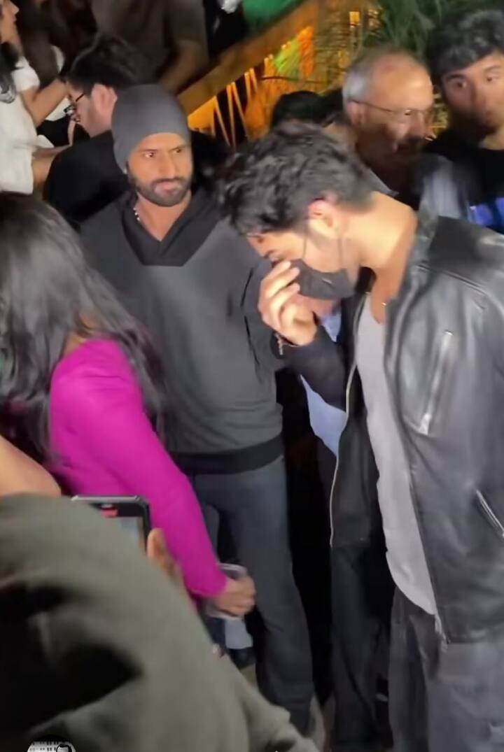 ऐसे में दोनों जब भी साथ दिखाई देते हैं, इनकी तस्वीरें पैपराजी अपने कैमरे में जरूर कैद करते हैं.(फोटो क्रेडिट - मानव मंगलानी इंस्टाग्राम)