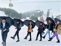 गर्लफ्रेंड-बच्चों संग ऋतिक रोशन का 'व्हाइट क्रिसमस', रीक्रिएट किया 'हम साथ-साथ हैं' पोज