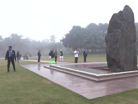 Rahul Gandhi Pays Tributes: सर्द सुबह ने ओढ़ ली कोहरे की चादर फिर भी सिर्फ टीशर्ट में दिखे राहुल गांधी, देखें शानदार तस्वीरें
