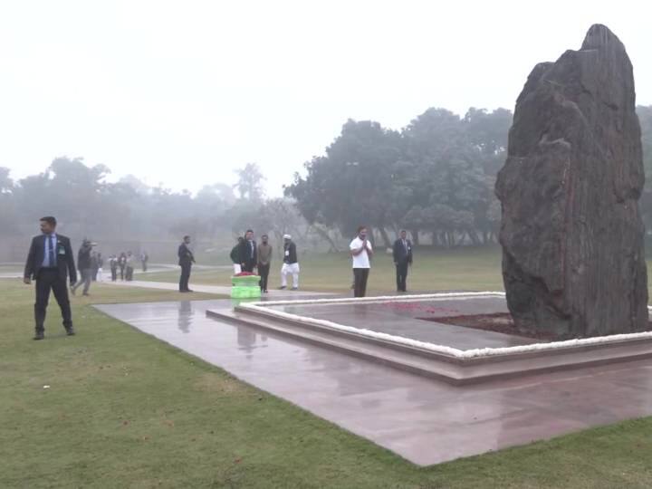 राहुल ने वीर भूमि पहुंचकर भारत के पूर्व प्रधानमंत्री और अपने पिता राजीव गांधी (Rajiv Gandhi) को श्रद्धांजलि अर्पित की और शक्ति स्थल पहुंचकर पूर्व प्रधानमंत्री इंदिरा गांधी (Indira Gandhi) को श्रद्धांजलि दी.