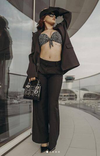 ਅਵਨੀਤ ਕੌਰ ਦੀਆਂ ਤਸਵੀਰਾਂ ਦੀ ਹੌਟਨੈੱਸ ਦੇਖ ਫੈਨਜ਼ ਬੇਕਾਬੂ ਹੋ ਰਹੇ ਹਨ। ਉਨ੍ਹਾਂ ਦੀਆਂ ਖੂਬਸੂਰਤ ਤਸਵੀਰਾਂ ਨੂੰ ਪ੍ਰਸ਼ੰਸਕਾਂ ਵਲੋਂ ਕਾਫੀ ਪਸੰਦ ਕੀਤਾ ਜਾ ਰਿਹਾ ਹੈ। ਅਦਾਕਾਰਾ ਨੇ ਛੋਟੀ ਉਮਰ ਵਿੱਚ ਹੀ ਸੋਸ਼ਲ ਮੀਡੀਆ ਤੋਂ ਲੈ ਕੇ ਇੰਡਸਟਰੀ ਵਿੱਚ ਆਪਣੀ ਪਛਾਣ ਬਣਾ ਲਈ ਹੈ।