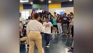 Viral Video: ਅਧਿਆਪਕ ਨੇ ਕਲਾਸ 'ਚ ਵਿਦਿਆਰਥੀ ਨਾਲ ਕੀਤਾ ਜਬਰਦਸਤ ਡਾਂਸ, ਇੰਟਰਨੈੱਟ 'ਤੇ ਛਾਈ ਵੀਡੀਓ!