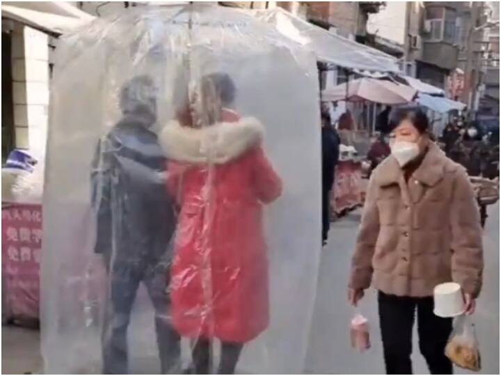 viral video of Chinese couple covering themselves in a plastic wrap against Covid-19 China: चीन में कोरोना की दहशत! वायरस से बचने के लिए कपल ने लिया प्लास्टिक 'शील्ड' का सहारा, वीडियो वायरल